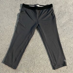 EUC 3/4 legging